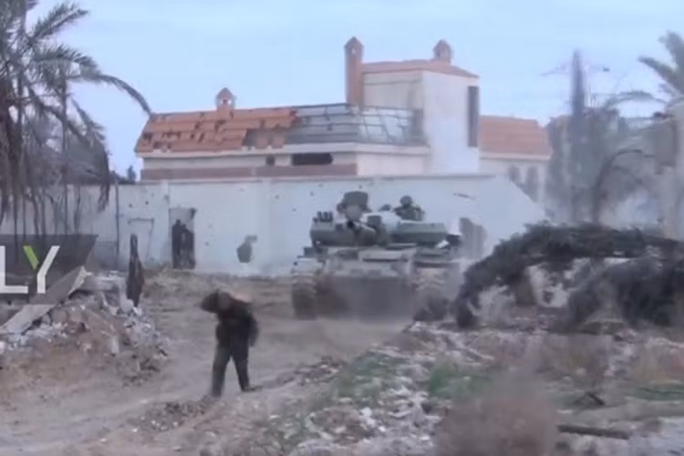 Ngoài T-62M, tại đây còn còn có sự xuất hiện của một số xe chiến đấu bộ binh BMP-1. Việc sở hữu nhiều trang bị cơ giới hạng nặng, đem lại ưu thế lớn trong các cuộc tấn công của Quân đội Syria tại Đông Ghouta. Nguồn ảnh: RT