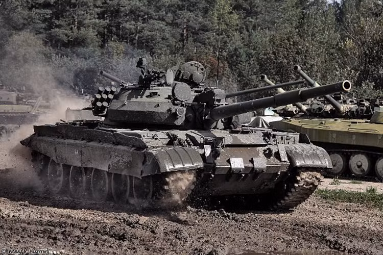 Mặc dù với thông số đó, T-62M không đủ sức chống lại tên lửa TOW vốn xuyên tới 900mm thép, thế nhưng rất ngạc nhiên khi ghi nhận nhiều trường hợp loại tăng này sống sót sau phát bắn của TOW. Nguồn ảnh: twitter.com.