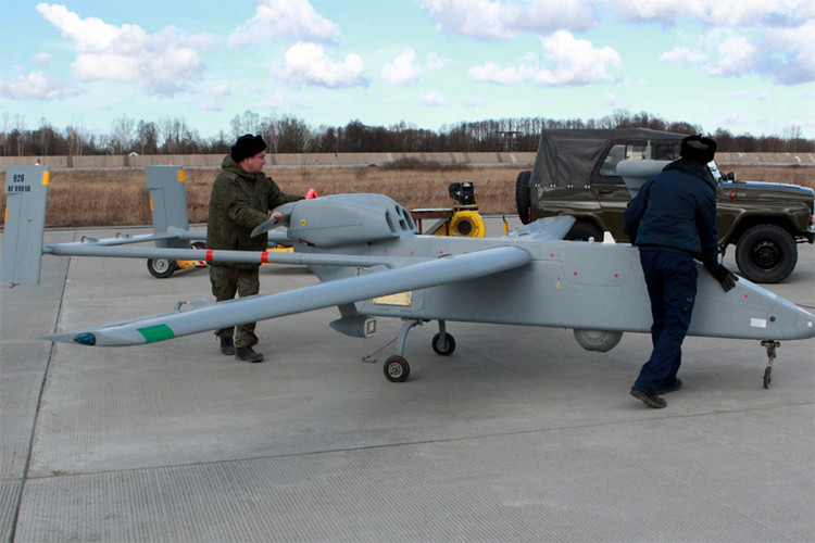 Hình ảnh IAI Searcher Mk 2 trở về căn cứ không khi kết thúc chuyến bay tuần tra của mình, dòng UAV này khá thích hợp cho các nhiệm vụ bay tuần tra trên biển do có độ ổn định khi hoạt động cao, đi kèm với đó là bộ khung chắc chắn. Nguồn ảnh: Bộ Quốc phòng Nga.