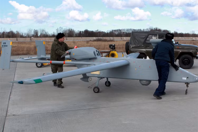 Hình ảnh IAI Searcher Mk 2 trở về căn cứ không khi kết thúc chuyến bay tuần tra của mình, dòng UAV này khá thích hợp cho các nhiệm vụ bay tuần tra trên biển do có độ ổn định khi hoạt động cao, đi kèm với đó là bộ khung chắc chắn. Nguồn ảnh: Bộ Quốc phòng Nga.