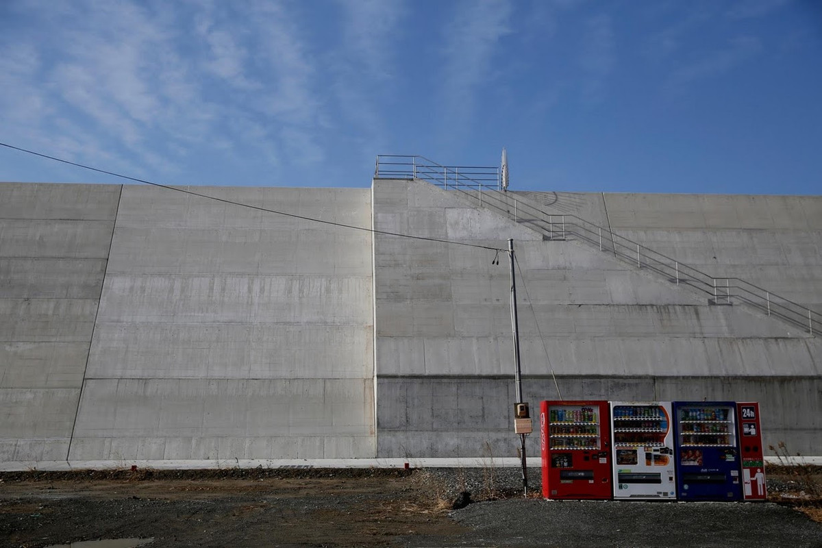 Bức tường bằng bê tông cao 12,5 m thay thế đập chắn nước cao 4 m từng hoàn toàn vô tác dụng trong thảm họa ngày 11/3/2011. Động đất, kéo theo sóng thần, có nơi cao tới 30 m, đã giết chết 18.000 người cũng như làm rò rỉ phóng xạ ở nhà máy điện hạt nhân Fukushima.