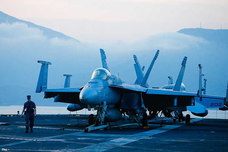 Theo thiết kế tàu sân bay USS Carl Vinson có thể mang theo tối đa 90 máy bay các loại, gồm 44-60 tiêm kích F/A-18, 4-6 máy bay tác chiến điện tử EA-18G Growler, 4-6 máy bay cảnh báo sớm E-2C/D Hawkeye, 6-8 trực thăng SH-60F và máy bay vận tải C-2 Greyhound. Nguồn ảnh: Zing News.