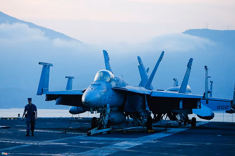 Theo thiết kế tàu sân bay USS Carl Vinson có thể mang theo tối đa 90 máy bay các loại, gồm 44-60 tiêm kích F/A-18, 4-6 máy bay tác chiến điện tử EA-18G Growler, 4-6 máy bay cảnh báo sớm E-2C/D Hawkeye, 6-8 trực thăng SH-60F và máy bay vận tải C-2 Greyhound. Nguồn ảnh: Zing News.