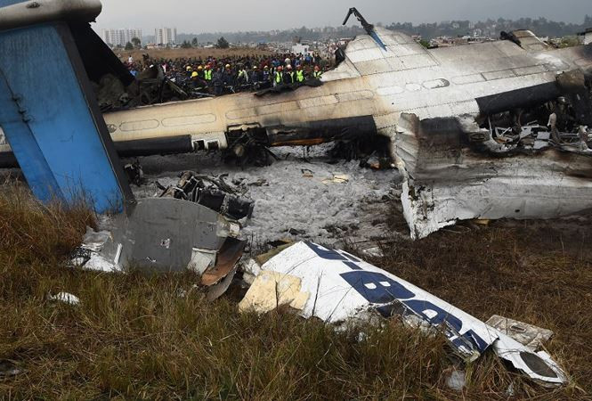 Trả lời phỏng vấn từ giường bệnh, một trong số những người sống sót tiết lộ chiếc máy bay đã gặp trục trặc khi tiến vào thủ đô Kathmandu. "Đột nhiên, chiếc máy bay rung lắc dữ dội và có một tiếng nổ lớn", Basara Bohora, một nhân viên du lịch Nepal, nói với tờ Kathmandu Post. Ảnh: AFP.