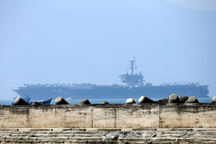 Được biết, tàu sân bay đã vào vị trí neo đậu, bên trong phao số không. Vị trí tàu neo đậu cách cầu tàu số 2 của cảng Tiên Sa khoảng 3 km. Do đó chỉ có mình tàu tuần dương hạm USS Lake Champlain (CG-57) cập cảng Tiên Sa trong chiều cùng ngày. Nguồn ảnh: Hải An /Zing News.