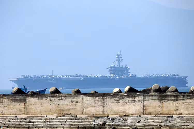 Được biết, tàu sân bay đã vào vị trí neo đậu, bên trong phao số không. Vị trí tàu neo đậu cách cầu tàu số 2 của cảng Tiên Sa khoảng 3 km. Do đó chỉ có mình tàu tuần dương hạm USS Lake Champlain (CG-57) cập cảng Tiên Sa trong chiều cùng ngày. Nguồn ảnh: Hải An /Zing News.