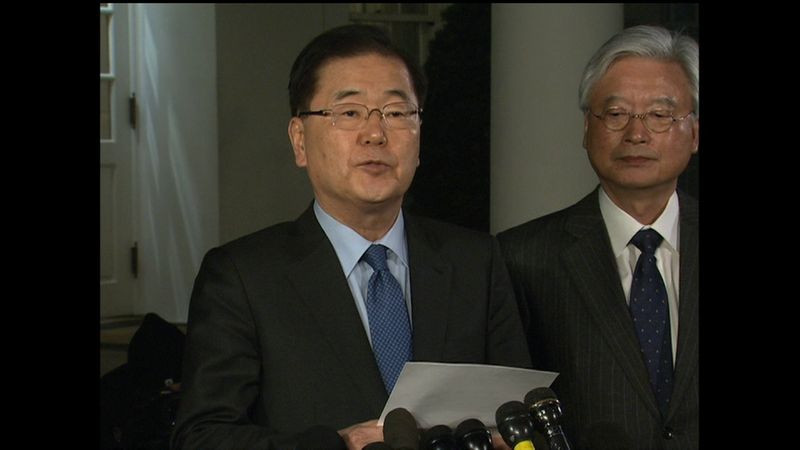 Ông Chung Eui-yong thông báo về cuộc gặp Mỹ - Triều bên ngoài Nhà Trắng. (Ảnh: CNN)