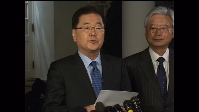 Ông Chung Eui-yong thông báo về cuộc gặp Mỹ - Triều bên ngoài Nhà Trắng. (Ảnh: CNN)