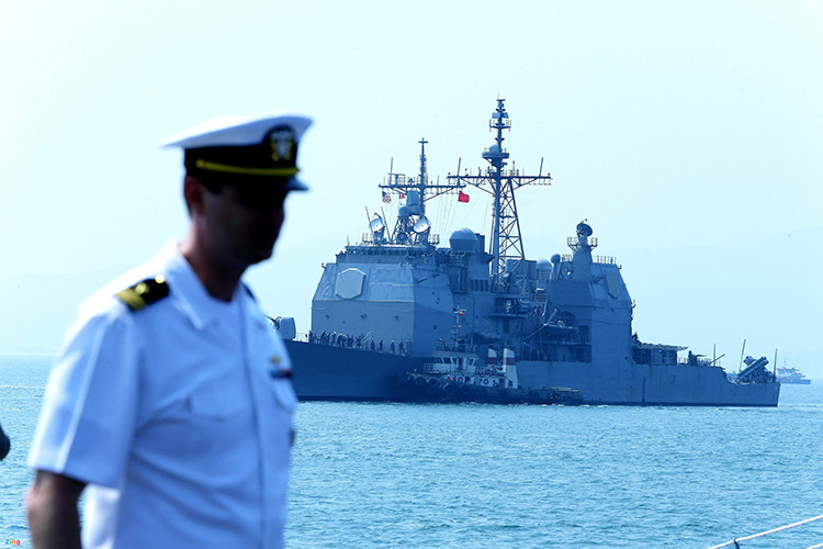 Được thiết kế với vai trò tuần dương hạm tên lửa dẫn đường, USS Lake Champlain mang theo 1 kho tên lửa các loại bao gồm 2 khoang phóng thẳng đứng Mk 41 61 ống chứa các loại tên lửa nổi bật như BGM-109 Tomahawk, RIM-162A ESSM. SM-2ER Block IV. Ngoài ra, USS Lake Champlain được trang bị 8 tên lửa chống hạm RGM-84 Harpoon, hai hải pháo Mk 45 Mod 2, cùng nhiều loại khí tài khác. Nguồn ảnh: Hải An /Zing News.