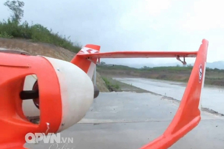 Tốc độ của UAV-02 có thể nói là nhanh nhất trong các loại UAV Việt Nam tự chế tạo. Đặc biệt, UAV2 có thể đạt trần bay lên tới 5.000m, thời gian bay liên tục trên không 75 phút. Nguồn ảnh: Kênh QPVN