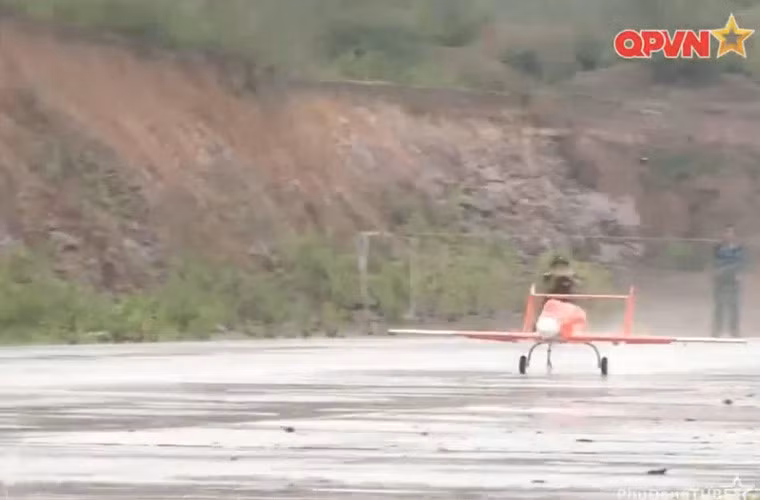 UAV-02 có khả năng bay hoàn toàn tự động theo chương trình đặt trước của người chỉ huy; bảo đảm phù hợp, đáp ứng các yêu cầu trong công tác huấn luyện chiến đấu của Quân chủng PK-KQ. Nguồn ảnh: Kênh QPVN