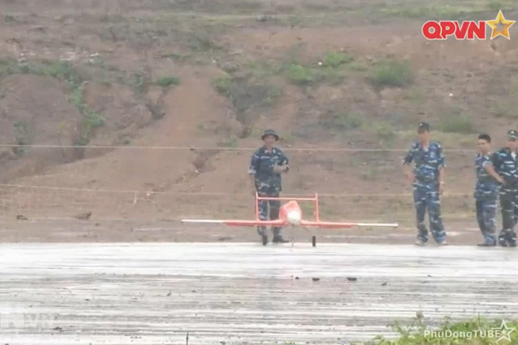 Với các tính năng kỹ thuật cao như vậy, máy bay không người lái UAV-02 được đánh giá đáp ứng tốt nhiệm vụ làm mục tiêu bay huấn luyện cho các máy bay chiến đấu Su-30MK2. Bên cạnh đó, UAV2 có thể được sử dụng như một máy bay do thám, trinh sát. Nguồn ảnh: Kênh QPVN