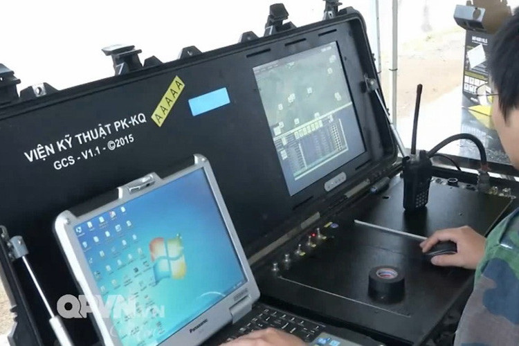 Cận cảnh “buồng lái” điều khiển UAV-02 từ mặt đất. Theo Kênh QPVN, chương trình phần mềm điều khiển đã sử dụng các thuật toán thông minh được nâng cấp cho phép giám sát công thông số kỹ thuật quan trọng trong quá trình UAV thực hiện nhiệm vụ… Nguồn ảnh: Kênh QPVN