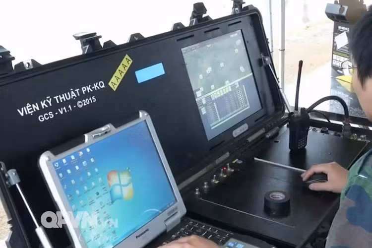 Cận cảnh “buồng lái” điều khiển UAV-02 từ mặt đất. Theo Kênh QPVN, chương trình phần mềm điều khiển đã sử dụng các thuật toán thông minh được nâng cấp cho phép giám sát công thông số kỹ thuật quan trọng trong quá trình UAV thực hiện nhiệm vụ… Nguồn ảnh: Kênh QPVN