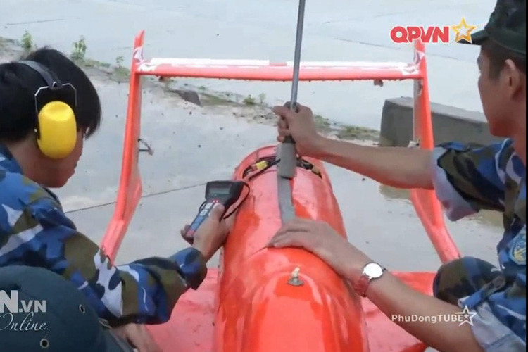 Theo các thông tin được công bố, UAV-02 có sải cánh khoảng 2,8m, chiều dài thân 2,5m, trang bị động cơ phản lực cho tốc độ cao 350km/h, bán kính hoạt động 100km. Nguồn ảnh: Kênh QPVN