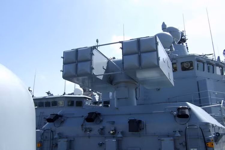 Theo đó, để bảo vệ tàu sân bay một cách toàn diện tất cả hệ thống vũ khí, bao gồm cả hệ thống radar trên tàu sân bay Nimitz được kết nối với nhau thành một thể thống nhất chống lại bất kỳ mối đe dọa nào. Nguồn ảnh: Pinterest.