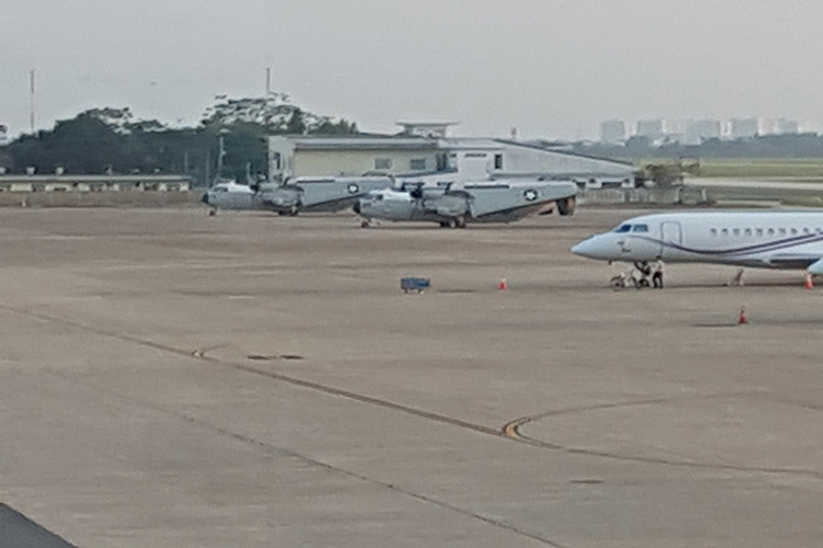 Theo kế hoạch, sau lễ đón tại Cảng Tiên Sa ngày 5.3, chỉ huy đoàn Hải quân Mỹ sẽ đi chào xã giao Bộ Tư lệnh Vùng 3 Hải quân, lãnh đạo TP.Đà Nẵng, Tư lệnh Hải quân Việt Nam. Do đó thời gian những chiếc C-2 đậu đỗ tại sân bay Đà Nẵng không lâu, và các máy bay nhanh chóng rời sân bay trở lại tàu6 Nguồn ảnh: Wikimedia.