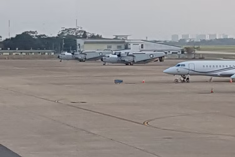 Theo kế hoạch, sau lễ đón tại Cảng Tiên Sa ngày 5.3, chỉ huy đoàn Hải quân Mỹ sẽ đi chào xã giao Bộ Tư lệnh Vùng 3 Hải quân, lãnh đạo TP.Đà Nẵng, Tư lệnh Hải quân Việt Nam. Do đó thời gian những chiếc C-2 đậu đỗ tại sân bay Đà Nẵng không lâu, và các máy bay nhanh chóng rời sân bay trở lại tàu6 Nguồn ảnh: Wikimedia.