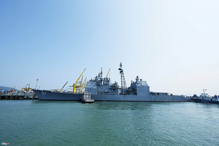Lượng choán nước của USS Lake Champlain vào khoảng 9.600 đến 9.800 tấn, tuần dương hạm này có chiều dài 173 m, có khả năng di chuyển với tốc độ tối đa 32,5 hải lý, tương đương 60 km/h. Tầm hoạt động tối đa của USS Lake Champlain cũng như các tuần dương hạm khác cùng lớp Tinconderoga là 11.000 km với tốc độ 27 hải lý (37 km/h). Nguồn ảnh: Hải An /Zing News.