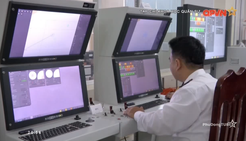 Hệ thống chiến đấu tích hợp này bao gồm bộ điều khiển vũ khí, các bộ mô phỏng khí tài, trong đó các bộ mô phỏng vũ khí được kết nối với nhau và hoạt động như hệ thống thực trên tàu. Nguồn ảnh: QPVN.