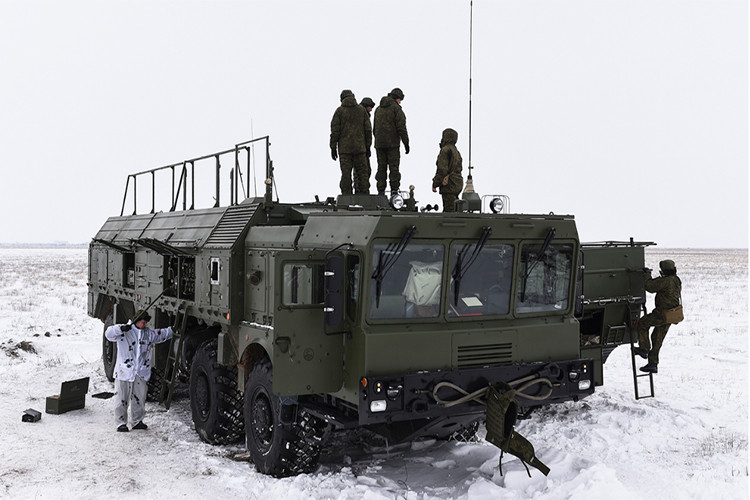 Theo thiết kế, Iskander-M chỉ có tầm bắn tối đa 500km tuy nhiên điều này không mấy quan trọng đối với tổ hợp tên lửa đạn đạo chiến thuật này khi nó được đặt trên khung gầm đặc chủng cơ động có tầm hoạt động không giới hạn và có thể được triển khai ở bất kỳ đâu. Nguồn ảnh: Bộ Quốc phòng Nga.