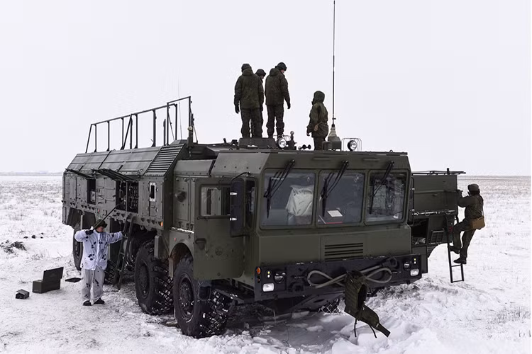 Theo thiết kế, Iskander-M chỉ có tầm bắn tối đa 500km tuy nhiên điều này không mấy quan trọng đối với tổ hợp tên lửa đạn đạo chiến thuật này khi nó được đặt trên khung gầm đặc chủng cơ động có tầm hoạt động không giới hạn và có thể được triển khai ở bất kỳ đâu. Nguồn ảnh: Bộ Quốc phòng Nga.