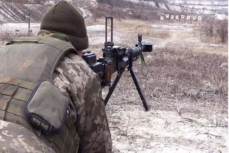Nếu dựa trên thiết kế của những khẩu DShK tiêu chuẩn mẫu súng này có trọng lượng chiến đấu vào khoảng 34kg (chưa bao gồm đạn), nhưng với biến thể súng trường bắn tỉa con số này có thể lên đến hơn 40kg. Nếu cộng thêm đạn có thể lên đến 50kg nhưng tối đa chỉ có thể mang theo từ 10-15 viên đạn. Nguồn ảnh: ATO.