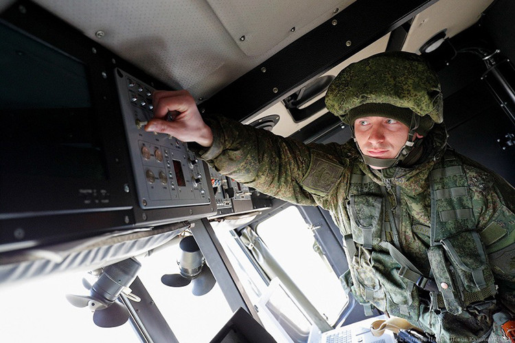 Mỗi xe phóng tự hành K-340P được trang bị hai đạn tên lửa hành trình siêu thanh P-800 Yakhont có trọng lượng 3 tấn, dài 8,9m, đường kính thân 0,7m, lắp đầu nổ bán xuyên giáp 250kg. Tên lửa đạt tầm phóng 120-300km tùy độ cao hành trình, tốc độ Mach 2,5, trần bay từ 10m tới 14km. Nguồn ảnh: News Kaliningrad.