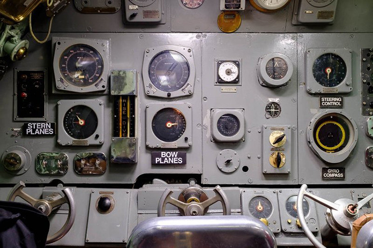 Bàn điều khiển với vô lăng lái tàu ngầm. Nguồn ảnh: Arms-Expo.