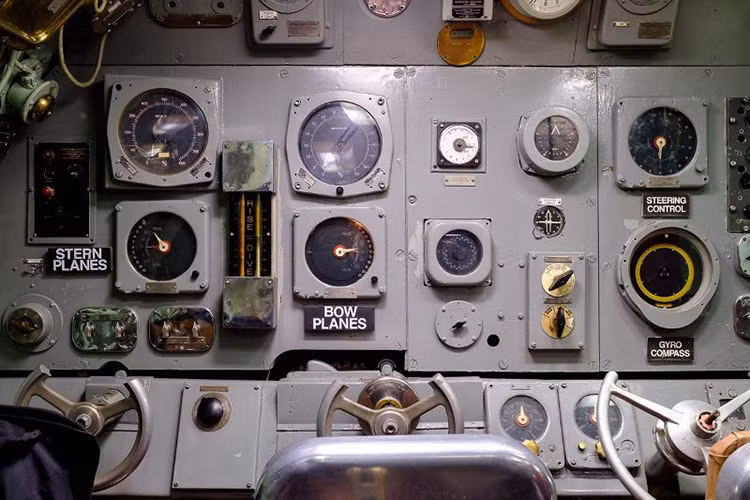 Bàn điều khiển với vô lăng lái tàu ngầm. Nguồn ảnh: Arms-Expo.