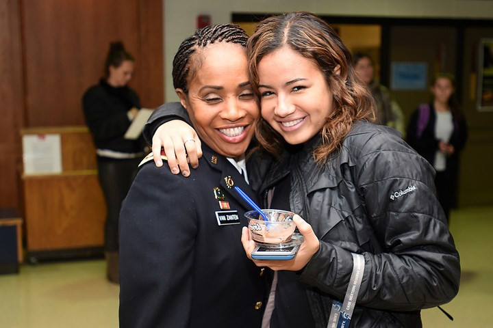 Trung tá lục quân Mỹ Priscilla Van Zanten (trái) và con gái.