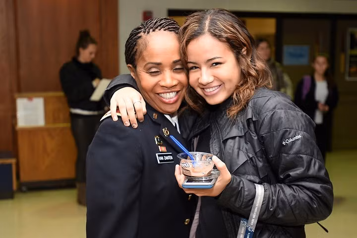 Trung tá lục quân Mỹ Priscilla Van Zanten (trái) và con gái.