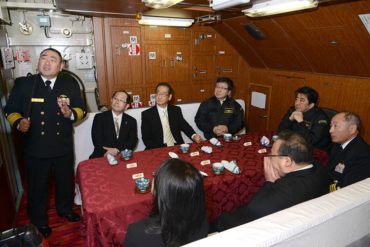  Căn cứ hải quân Yokosuka là một trong những căn cứ lớn nhất ở khu vực Đông Á, là nơi đặt hạm đội tàu chiến mạnh mẽ nhất của JMSDF và nhóm tàu chiến - máy bay Hạm đội 7 Thái Bình Dương, Hải quân Mỹ. Nguồn ảnh: JMSDF.