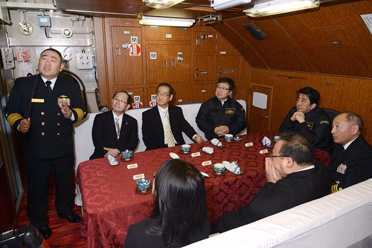  Căn cứ hải quân Yokosuka là một trong những căn cứ lớn nhất ở khu vực Đông Á, là nơi đặt hạm đội tàu chiến mạnh mẽ nhất của JMSDF và nhóm tàu chiến - máy bay Hạm đội 7 Thái Bình Dương, Hải quân Mỹ. Nguồn ảnh: JMSDF.