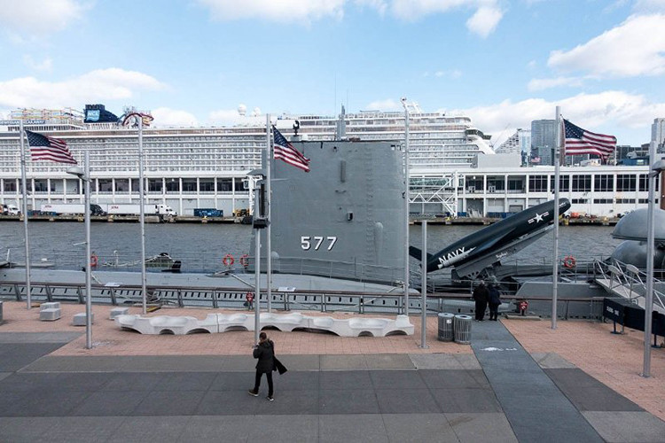 Chiếc tàu ngầm tuyệt mật được trưng bày công khai tại một trong những bảo tàng hải quân lớn nhất thế giới trọng trạng thái “chiến đấu” với bệ phóng tên lửa sẵn sàng. Thời bấy giờ, muốn phóng tên lửa, các tàu ngầm như Growler phải nổi lên mặt nước thay vì phóng ngầm. Loại tên lửa nó được trang bị là Regulus I - một thiết kế cải tiến trên cơ sở mẫu "bom bay" V-1 của phát xít Đức. Regulus I đạt tầm bắn đến gần 1.000km, tốc độ cận âm, mang đầu đạn hạt nhân. Nguồn ảnh: Arms-Expo.