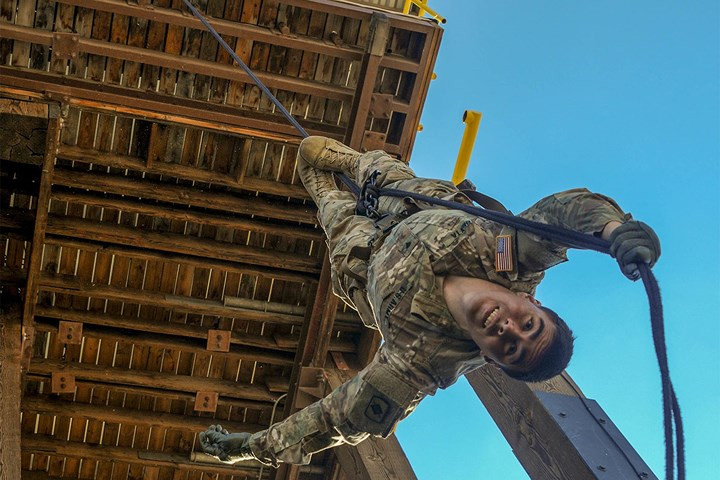 Lính biệt kích trinh sát Mỹ thực hiện kỹ năng đu dây tiếp cận mục tiêu tại Fort Bliss, Texas.