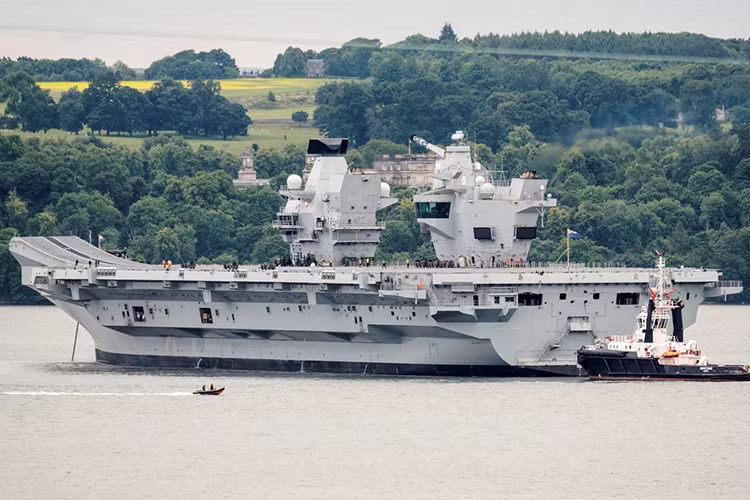 Tàu sân bay lớp Queen Elizabeth của Hải quân Hoàng gia Anh, có chiều dài 284 m, chiều rộng lớn nhất 39 m, lượng choán nước toàn tải 65.000 tấn. Tàu được chế tạo để sử dụng tiêm kích tàng hình phiên bản F-35B. Queen Elizabeth có thể mang theo khoảng 40 máy bay các loại. Ảnh: Hải quân Hoàng gia Anh.