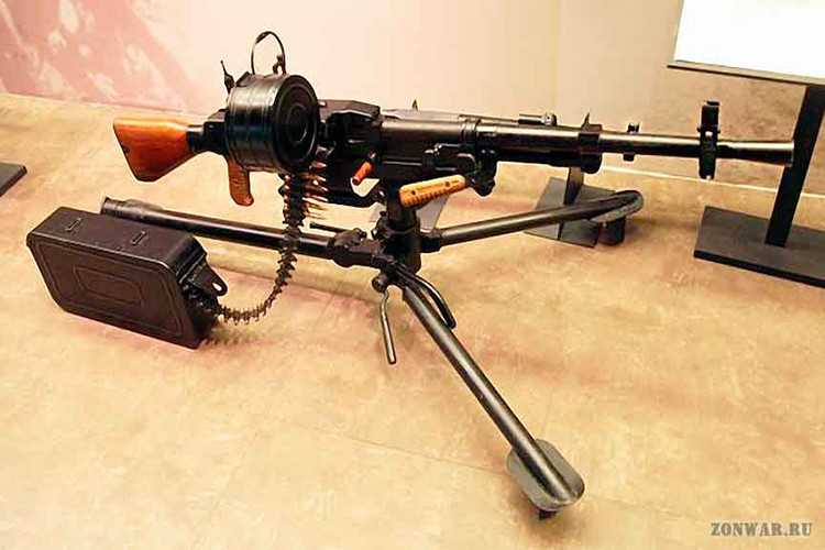 Về thiết kế của Type 67, mẫu súng này được xem là một trong những dòng súng máy hạng nhẹ đầu tiên của Trung Quốc sử dụng băng đạn dây thay cho các mẫu súng máy thiếu khả năng cơ động như Typr 53 và Type 57 vốn được đặt trên giá đỡ có bánh xe kéo. Nguồn ảnh: zonwar.ru.