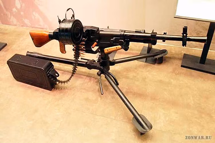 Về thiết kế của Type 67, mẫu súng này được xem là một trong những dòng súng máy hạng nhẹ đầu tiên của Trung Quốc sử dụng băng đạn dây thay cho các mẫu súng máy thiếu khả năng cơ động như Typr 53 và Type 57 vốn được đặt trên giá đỡ có bánh xe kéo. Nguồn ảnh: zonwar.ru.