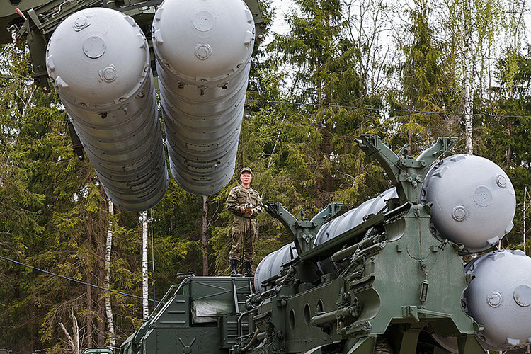 Theo các thông tin được công bố, S-400 có khả năng phát hiện mục tiêu cách 600km, tầm bắn từ 2-400km, trần bắn 5m tới 27-30-56km tùy loại đạn, có thể tấn công đồng thời 80 mục tiêu; thời gian triển khai chiến đấu từ trạng thái hành quân chỉ mất có 3 phút. Nguồn ảnh: Wikipedia