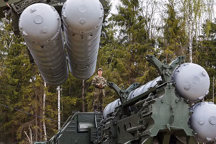 Theo các thông tin được công bố, S-400 có khả năng phát hiện mục tiêu cách 600km, tầm bắn từ 2-400km, trần bắn 5m tới 27-30-56km tùy loại đạn, có thể tấn công đồng thời 80 mục tiêu; thời gian triển khai chiến đấu từ trạng thái hành quân chỉ mất có 3 phút. Nguồn ảnh: Wikipedia