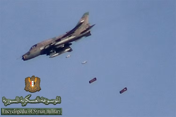 Do Su-22M4 không được trang bị các loại vũ khí dẫn đường tiên tiến nên, phi công Syria chỉ có thể lựa chọn các phương án ít rủi ro nhất trong các phi vụ xuất kích của mình. Bù lại ít nhiều họ có sự hỗ trợ từ các phi đội ném bom của Nga trong các phi vụ phức tạp. Nguồn ảnh: Syr Mil Wik.
