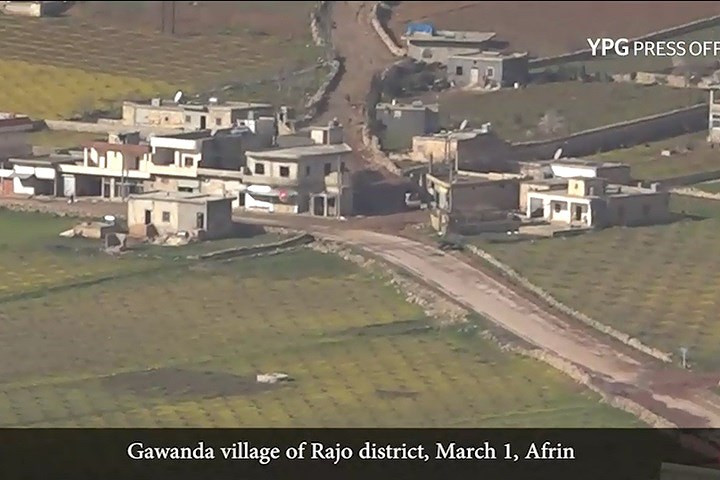 Ngôi làng Gawanda ở khu vực Rajo, Afrin, Syria vào ngày 1/3. Một chiếc xe quân sự của Thổ Nhĩ Kỳ đang nằm trên đường và lọt vào tầm ngắm của tên lửa chống tăng người Kurd. Ảnh: YPG.