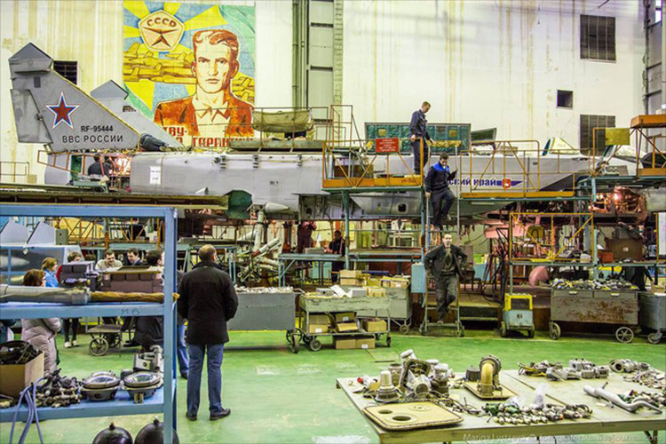 Nhận thức được tình hình và cũng là để tạm thời lấp lỗ hổng tiêm kích đánh chặn trong giai đoạn trước mắt, Không quân Nga đã lựa chọn giải pháp phục hồi rất nhiều khung thân MiG-31 có từ thời Liên Xô đang trong tình trạng niêm cất bảo quản. Nguồn ảnh: Marina Lystseva.