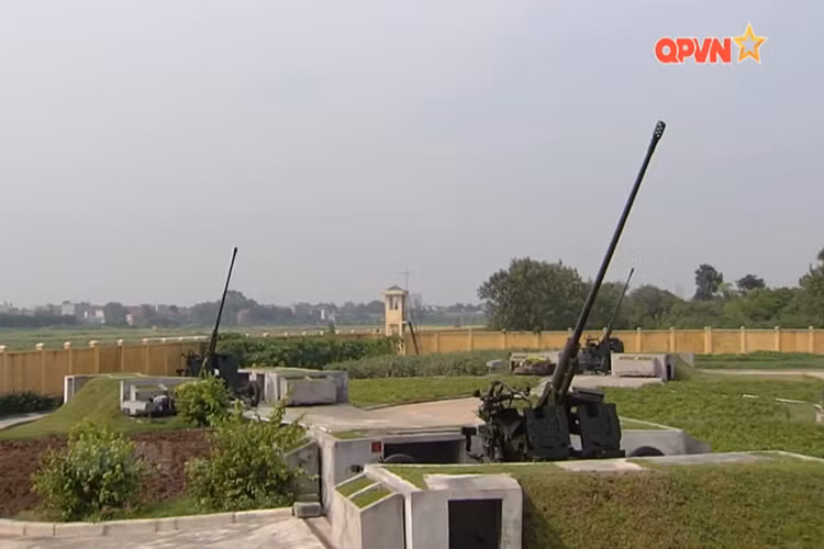 Trong khi đó, pháo phòng không 57 mm không còn phải nạp đạn bằng tay mà đã hoàn toàn tự động; loại bỏ thao tác đạp cò để bắn và đổi qua việc đại đội trưởng ấn nút để phân chia hoặc tập trung hỏa lực. Qua các bài bắn nghiệm thu, pháo phòng không 57 mm cải tiến đều đáp ứng yêu cầu tính năng kỹ chiến thuật đề ra, đủ khả năng để đưa vào trang bị hàng loạt. Nguồn ảnh: QPVN.