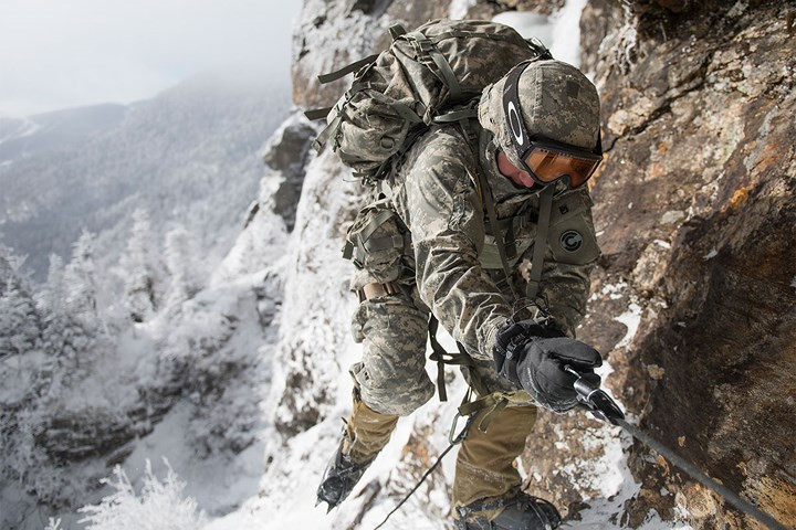 Bộ binh Mỹ dùng dây leo qua vách núi cheo leo trong đợt huấn luyện về kỹ năng chiến đấu trong môi trường đồi núi.