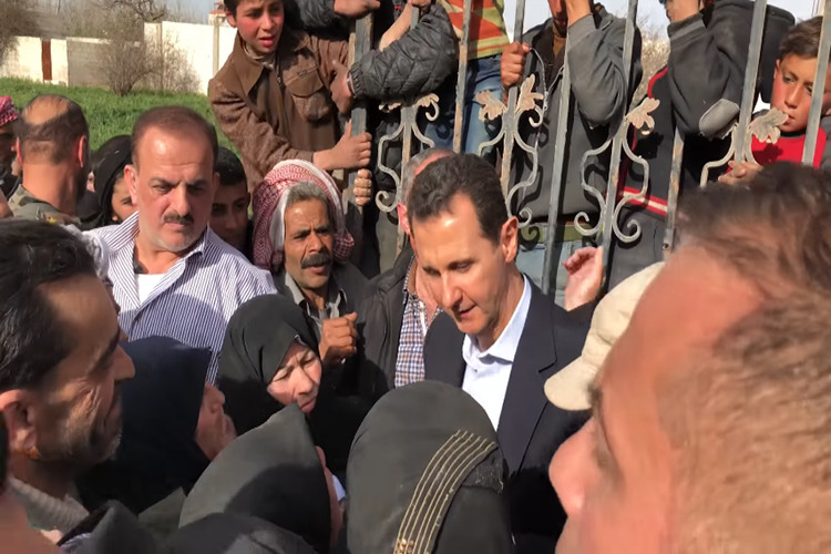Tổng thống al-Assad đã đến thăm một điểm lánh nạn dành cho người dân Đông Ghouta vừa di chuyển ra từ vùng chiến sự đến khu vực do Quân đội Syria kiểm soát. Ảnh: PresidencySy.