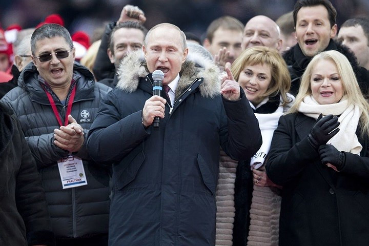 Tổng thống Putin nói: “Chúng tôi muốn hướng về tương lai vì tổ tiên của chúng ta đã từng sống tại đây, con cháu chúng ta đang sống ở đây và cháu chắt chúng ta cũng sẽ sống ở đây”. Ảnh: AP.