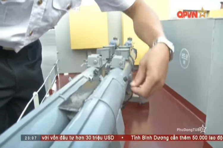 Trong ảnh là mô hình học cụ hệ thống ngư lôi của tàu 015. Nguồn ảnh: Kênh QPVN