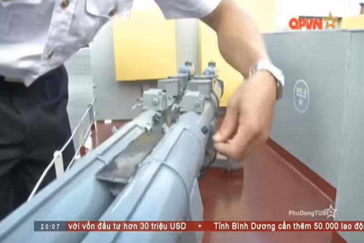 Trong ảnh là mô hình học cụ hệ thống ngư lôi của tàu 015. Nguồn ảnh: Kênh QPVN